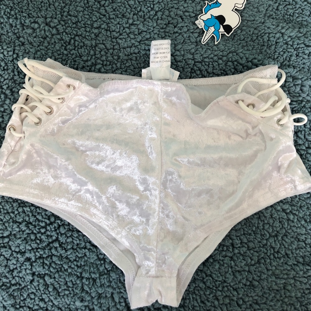 Iheartraves booty shorts